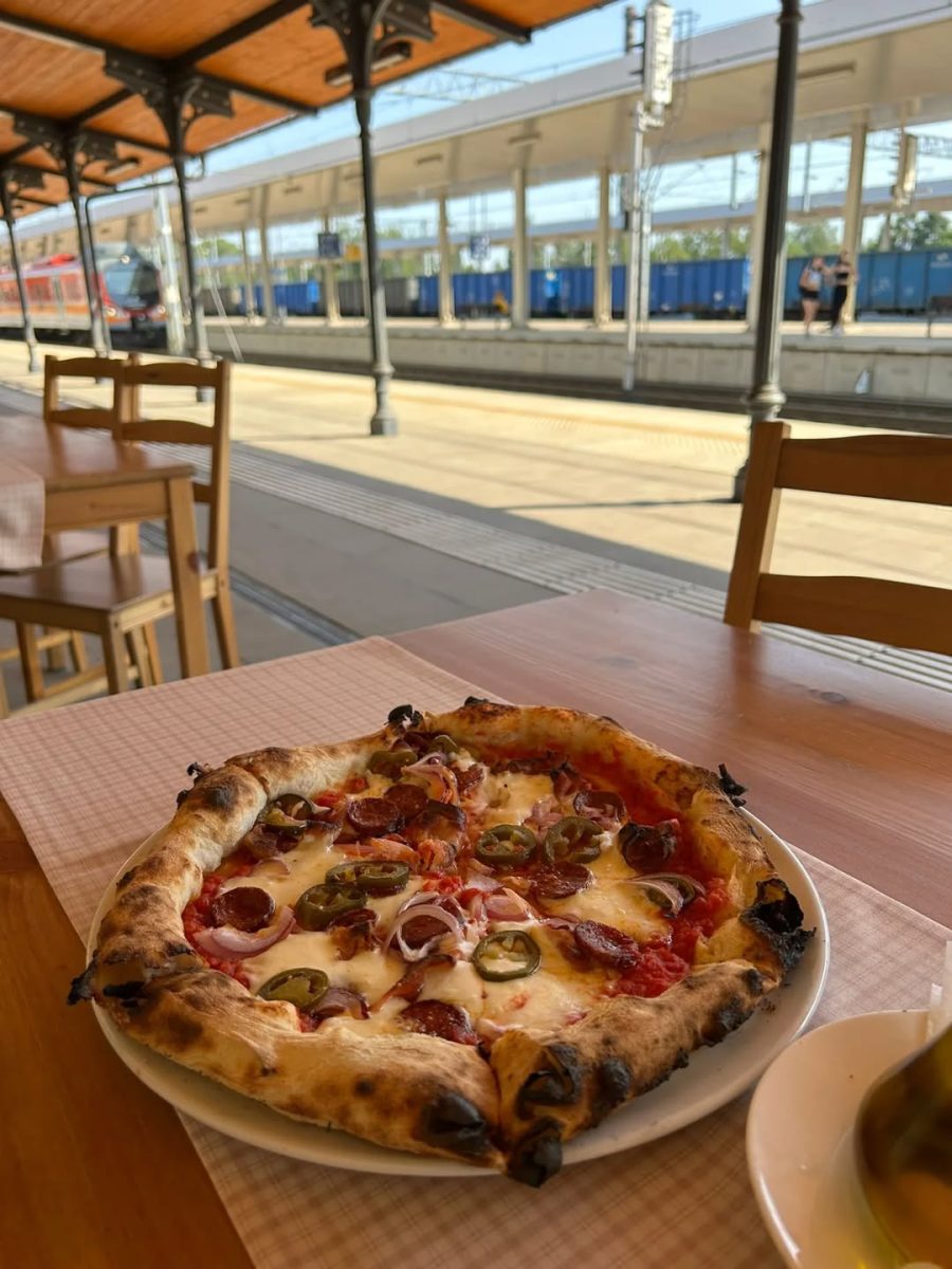 Czy pizza z pieca opalanego drewnem, kon…